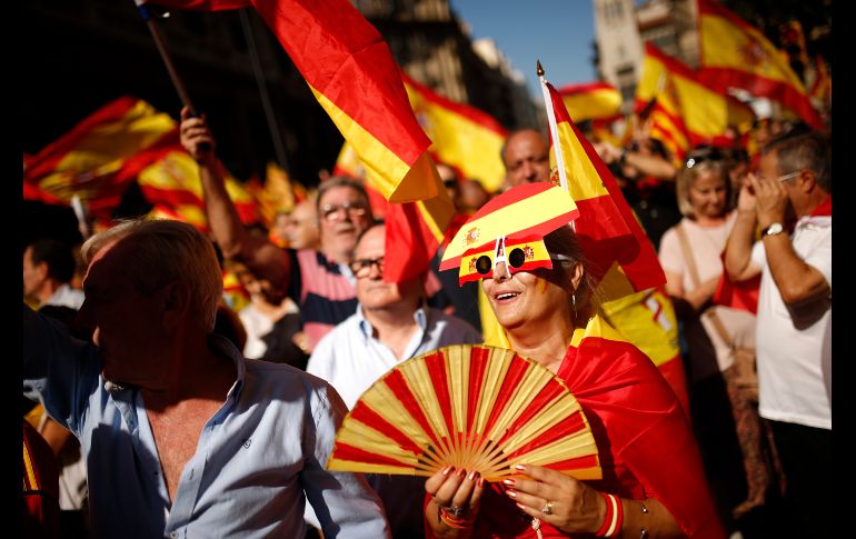 Personas participan en una marcha multitudinaria en Barcelona para expresarse en contra de la independencia de Cataluña. AP/F. Seco