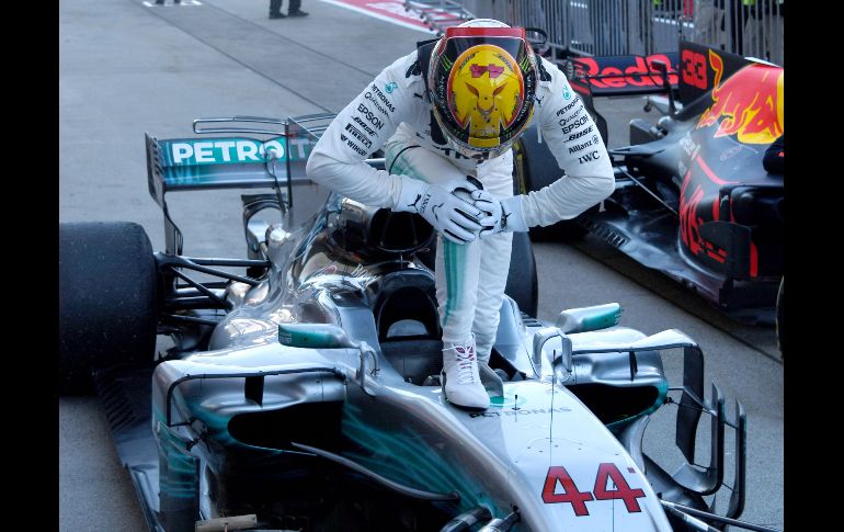 Lewis Hamilton, piloto de Mercedes, celebra tras ganar el Gran Premio de Fórmula 1 de Japón en Suzuka. AFP/T. Kitamura