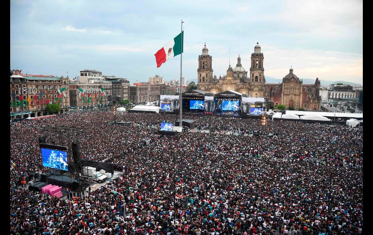 Miles de personas asisten al Zócalo de Ciudad de México para el concierto 