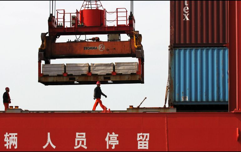 China representa 45 % del déficit comercial de EU, con una balanza negativa por 239 mil MDD. AP/Archivo