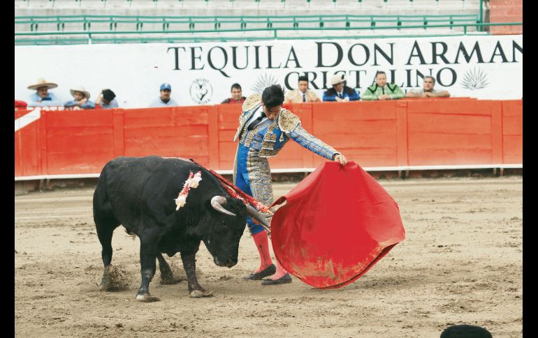 Sin suerte. Ricardo de Santiago se mostró voluntarioso y el público tapatío se lo reconoció. EL INFORMADOR/G. Gallo