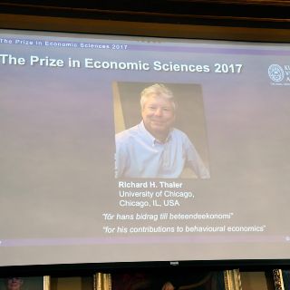 Otorgan Nobel de Economía a Richard H. Thaler