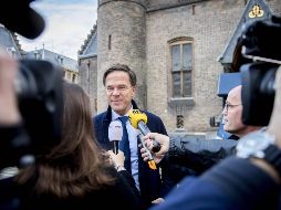 Rutte habla con los medios tras salir de la reunión con los negociadores de los cuatro partidos. AFP/J. Lampen