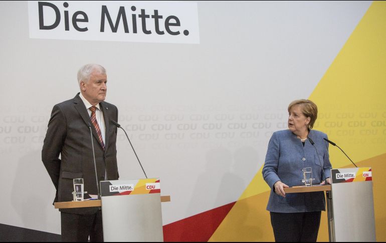 La rueda de prensa de Merkel (D) y Seehofer (IZQ)se produjo un día después de una jornada de negociaciones entre la CDU y la CSU. EFE / O. Messinger