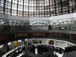 En el mercado accionario local se opera un volumen de 1.0 millón de títulos, con importe de 29.8 millones de pesos.