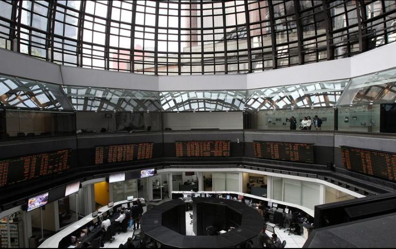 En el mercado accionario local se opera un volumen de 1.0 millón de títulos, con importe de 29.8 millones de pesos.