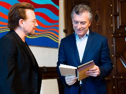 Macri recibió a Bono junto a su jefe de gabinete, Marcos Peña, en la Casa Rosada. AFP / HO