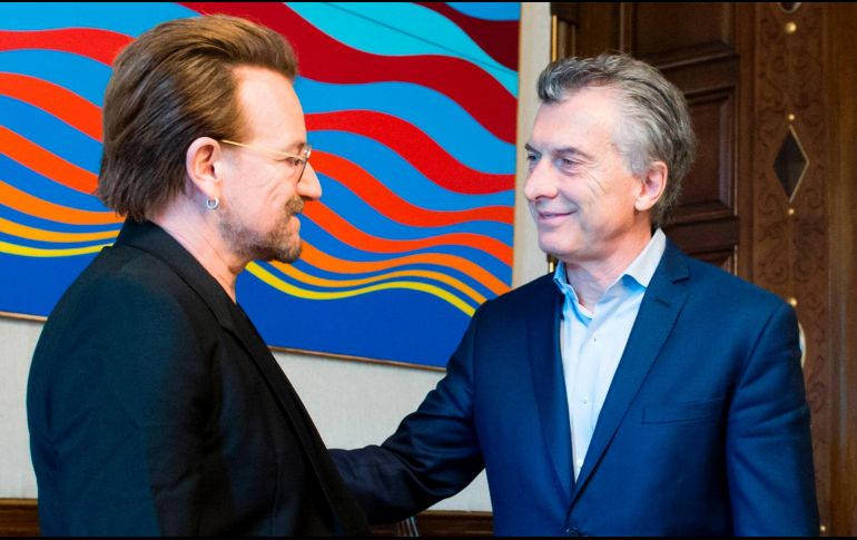 Macri recibió a Bono junto a su jefe de gabinete, Marcos Peña, en la Casa Rosada. AFP / HO