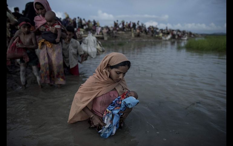 Refugiados rohinyás cruzan el río Naf de Birmania a Whaikhyang, Bangladesh. Según la ONU, unos  515 mil refugiados rohinyás han huido a Bangladesh desde el 25 de agosto. AFP/F. Dufour