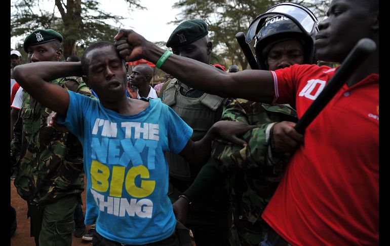 Un manifestante ataca a un hombre acusado de robar, durante una protesta en Narobi para exigir la renuncia de los oficiales de la comisión electoral, señalados de hace trampa en la elección presidencial de agosto. AFP/T. Karumba