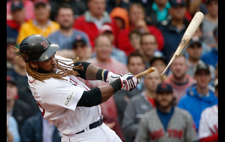 Hanley Ramirez, de los Medias Rojas de Boston, rompe un bate en la tercera entrada del juego 4 de la Serie Divisional 2017 de la Liga Americana ante los Astros de Houston. AP/M. Dwyer