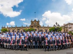 Con el Palacio de Gobierno como escenario, la Plaza de Armas lució atiborrada por los peloteros, directivos, funcionarios y patrocinadores. TWITTER / @charrosbeisbol
