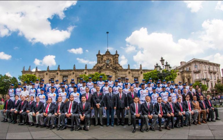 Con el Palacio de Gobierno como escenario, la Plaza de Armas lució atiborrada por los peloteros, directivos, funcionarios y patrocinadores. TWITTER / @charrosbeisbol