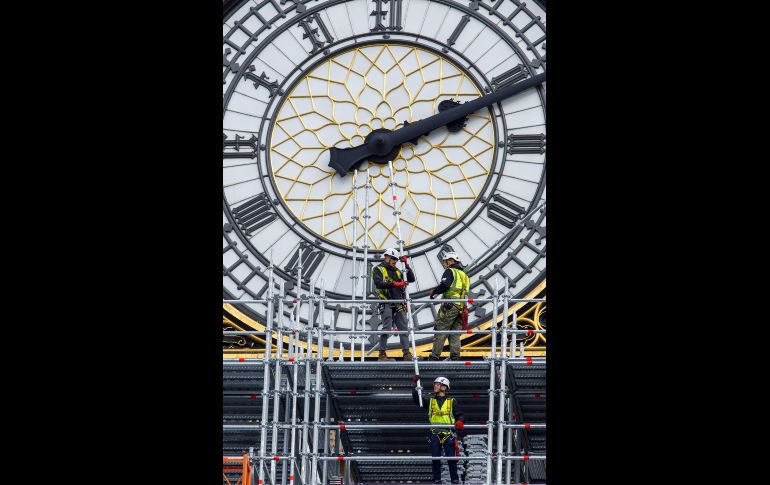Labores en el reloj de la torre Elizabeth, conocida como Big Ben, como parte de las renovaciones en el edificio del Parlamento en Londres, Inglaterra. AFP/T. Akmen