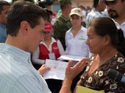 Peña Nieto entregó en Chiapas las primeras tarjetas bancarias a las familias que sufrieron daños en sus viviendas. TWITTER/@PresidenciaMX