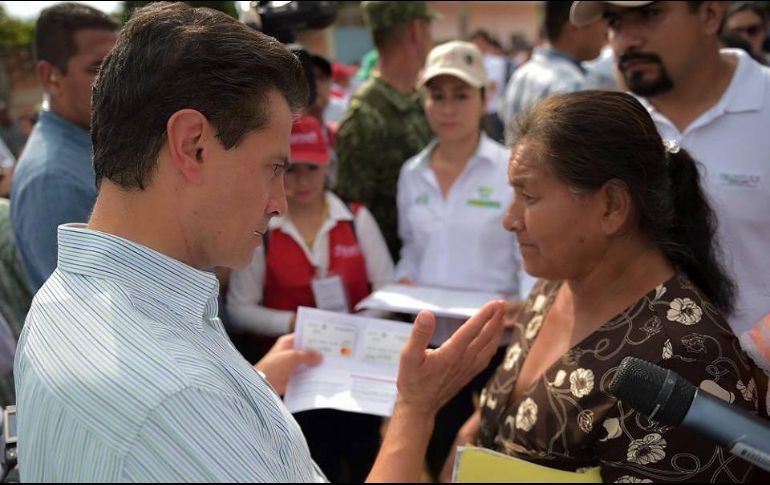 Peña Nieto entregó en Chiapas las primeras tarjetas bancarias a las familias que sufrieron daños en sus viviendas. TWITTER/@PresidenciaMX