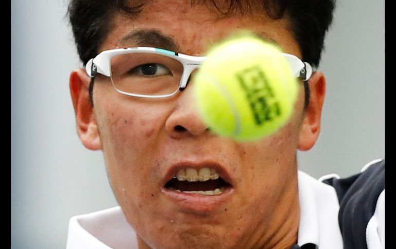 El sudcoreano Chung Hyeon devuelve una pelota en partido del Masters de Shanghai, en China, ante el español Roberto Bautista Agut. AP/A. Wong
