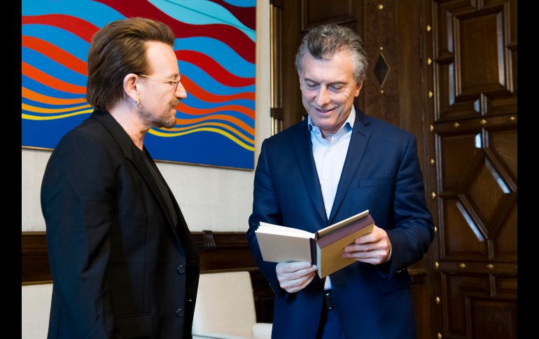 El presidente de Argentina, Mauricio Macri (d), recibe en la Casa Rosada en Buenos Aires a Bono,  líder de la banda irlandesa U2. El encuentro tuvo lugar en el marco de la gira del grupo al país. EFE/Presidencia de Argentina
