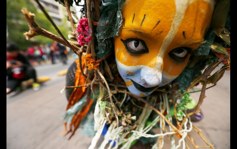 Una mujer participa en una marcha en apoyo al pueblo mapuche por el centro de Santiago, Chile, para expresar su descontento con el 