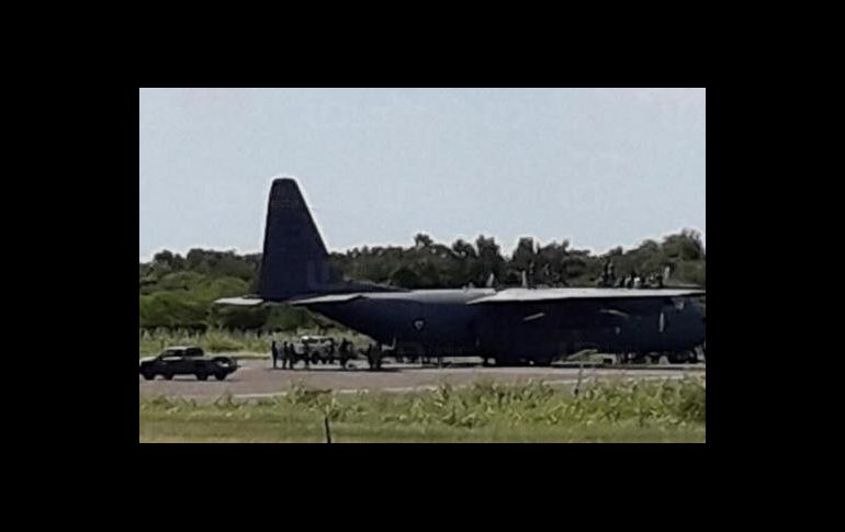 Las autoridades del aeropuerto informaron que se desconoce el tiempo que tarde en ser reparado el avión militar. ESPECIAL