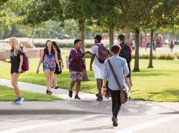 Autoridades de la universidad emitieron una alerta del cierre de instalaciones a través de redes sociales y destacaron que aún no se aprehende al sospechoso.  FACEBOOK / Texas Tech University
