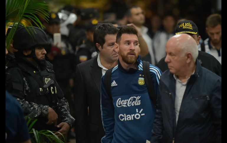 Messi arriba a un hotel en Guayaquil. Los pamperos dependen de una victoria en Ecuador para asegurar al menos la Repesca. AFP/R. Buendía