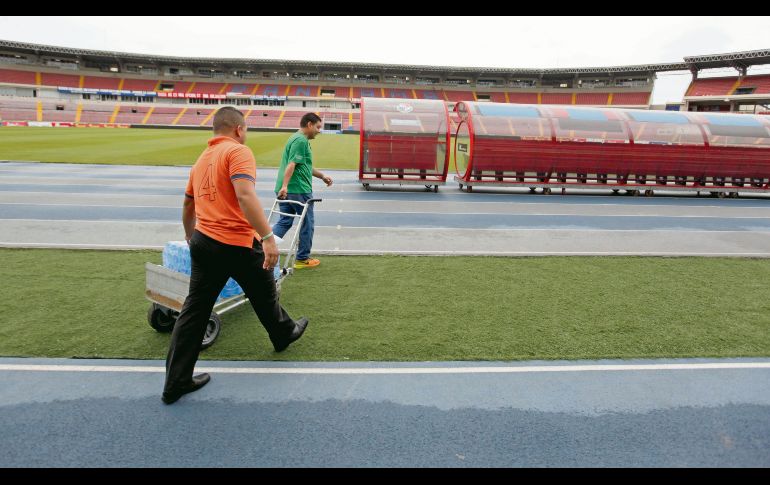 Todo listo. Miembros de logística ajustan detalles para el partido Panamá vs. Costa Rica, en el Estadio Rommel Fernández. EFE