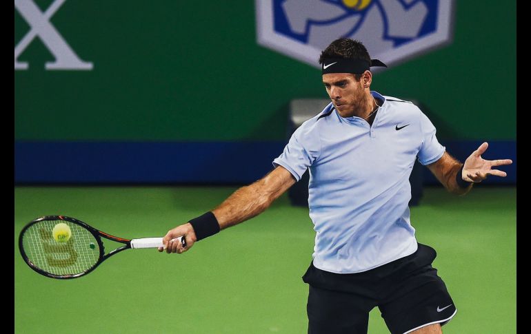 Juan Martín del Potro regresa una bola al georgiano Nikoloz Basilashvili, durante su debut en el Masters 1000 de Shanghái. AFP