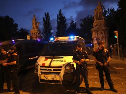 Policías españoles vigilan la entrada al parlamento catalán, donde se esparaba que una multitud se reuniera previo al discurso del independentista Carles Puigdemont. AP/E. Morenatti