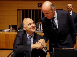 Guindos (d) afirmó que lo que acontece en Cataluña 