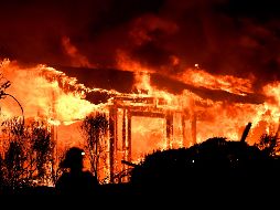 Al menos mil 500 edificios han sido destruidos y 20 mil personas evacuadas por los incendios. AFP/ J. EDELSON