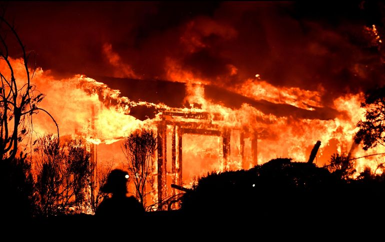 Al menos mil 500 edificios han sido destruidos y 20 mil personas evacuadas por los incendios. AFP/ J. EDELSON