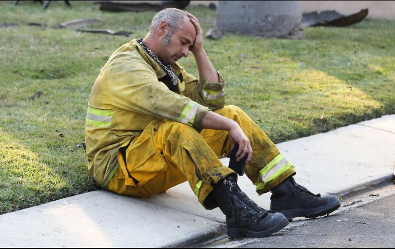 Bombero descansa luego de una jornada de combatir el fuego en Anaheim Hills. EFE/ E. GARCIA