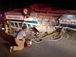 Según reporte recibido en el número de emergencias C4-911, el camión transportaba a obreros de la empresa 