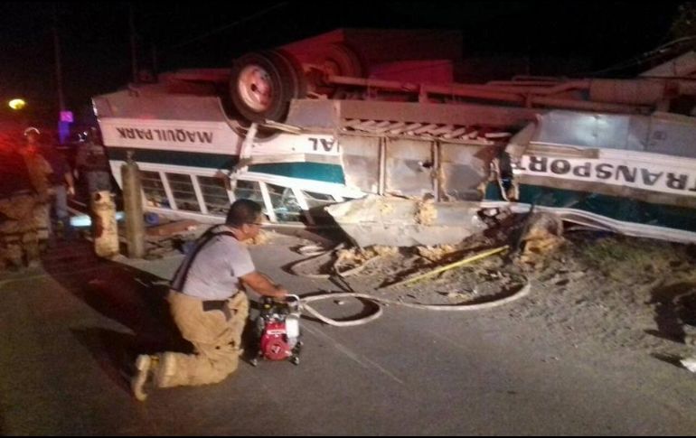 Según reporte recibido en el número de emergencias C4-911, el camión transportaba a obreros de la empresa 