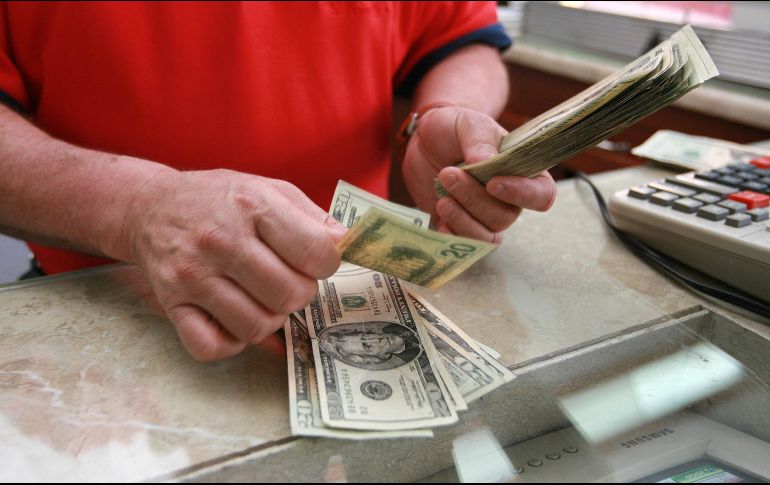 El descenso del dólar se debe al argumento de que la administración de Donald Trump podría perder respaldo de su partido en el Senado. EL INFORMADOR / ARCHIVO