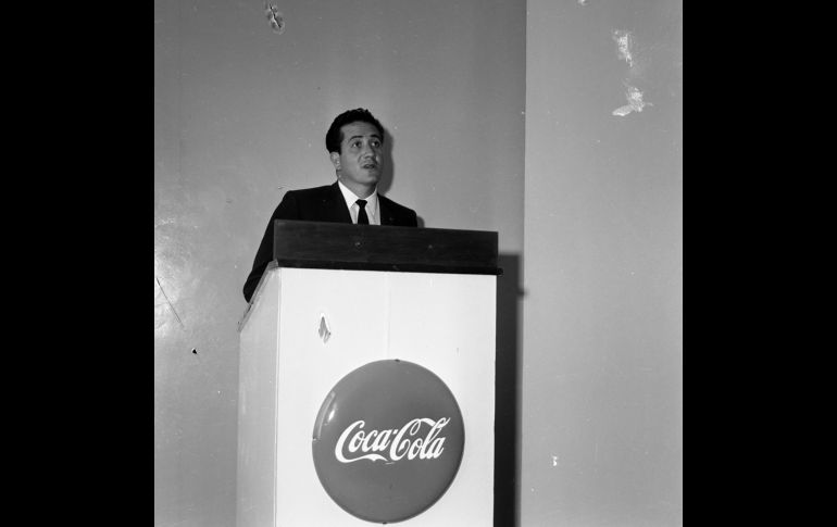 1965 COCA COLA. El 09 de abril de 1965, don Juan García Castellanos, gerente de Embotelladora La Favorita, encabezó la apertura de los trabajos de la V Convención Regional de Distribuidores de Coca-Cola.