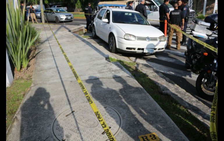  Al interior del vehículo se localizó una bolsa con cigarros producto del hurto. ESPECIAL/