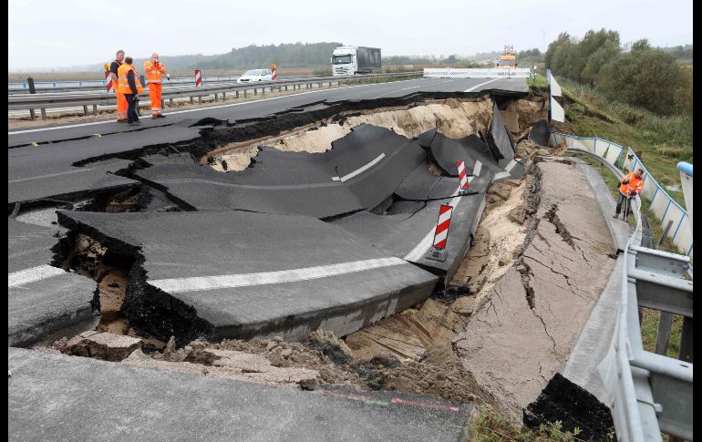 Expertos inspeccionan el tramo dañado de 100 metros de una carretera tras un deslave cerca de Tribsees, Alemania. La vía se encuentra cerrada luego del desplome a finales de septiembre. AFP/DPA/B. Wüstneck