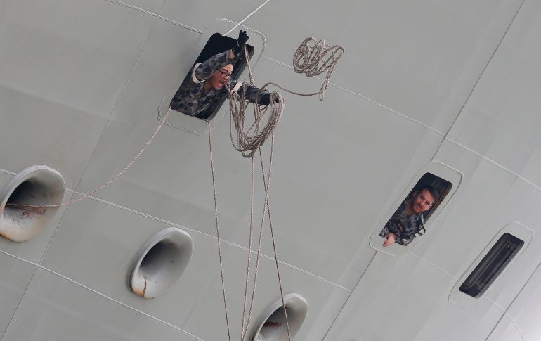 Un integrante de la embarcación HMAS Adelaide de la Marina australiana arroja una línea para el anclaje en el puerto de Manila, Filipinas. La visita es para fortalecer las relaciones con la Marina local. AP/B. Marquez