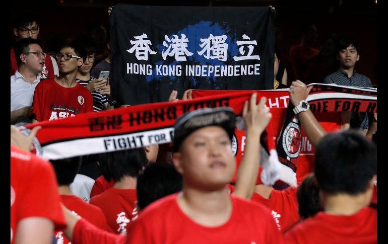 Aficionados del futbol de Hong Kong abuchean durante el himno nacional de China, en un partido de su equipo en Hong Kong ante Malasia. AP/K. Cheung
