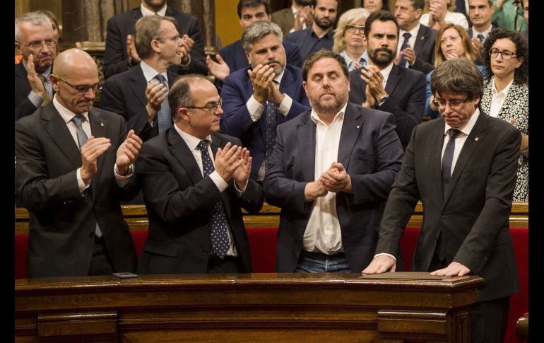 El presidente de Cataluña, Carles Puigdemont (d), tras su comparecencia en el Parlamento regional en Barcelona, donde declaró la independencia de esa región española, aunque suspendió sus efectos para abrir un proceso de diálogo. EFE/Q. García