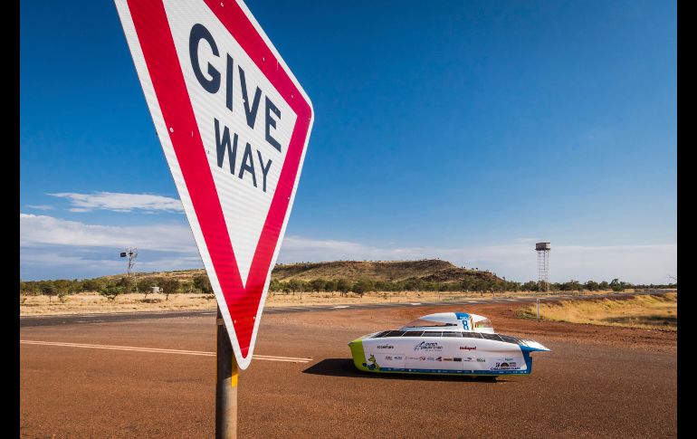 Un vehículo solar de Bélgica compite en el segundo día de la carrera 