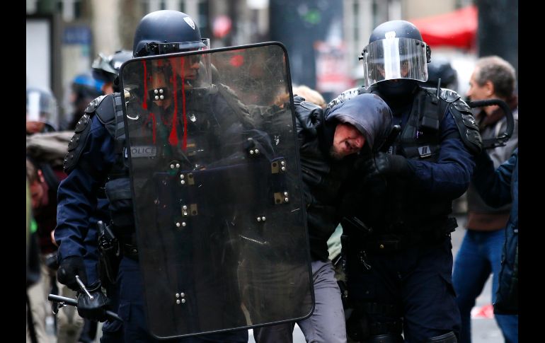 Policías antimotines detienen a manifestante París. Los funcionarios franceses se movilizaron para protestar por la falta de cambio en sus salarios y la reducción de empleos públicos. AP/F. Mori