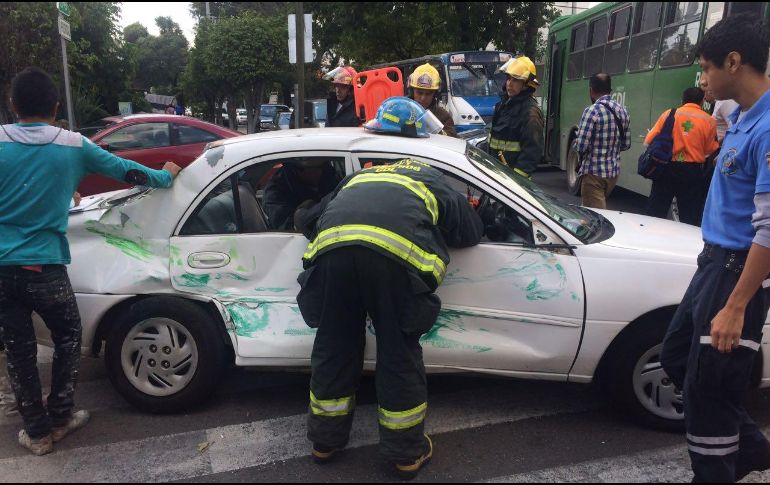 Choque entre camión y auto particular deja tres lesionados
