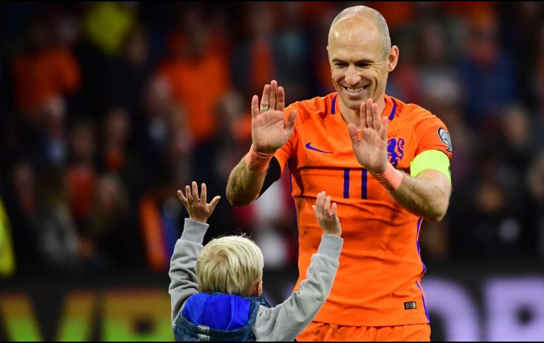 Robben apareció con uno de sus hijos al final del partido de esta tarde en que Holanda se impuso 2-0 a Suecia. AFP/E. Dunand