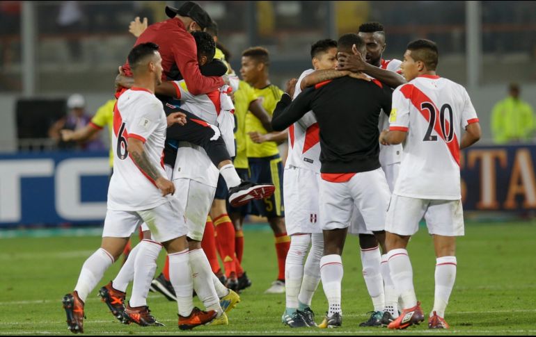 El equipo peruano celebra la posibilidad de regresar a un mundial después de más de tres décadas de no hacerlo; las posibilidades son amplias, pues  enfrentará a Nueva Zelanda en la repesca. AP / M. Mejía
