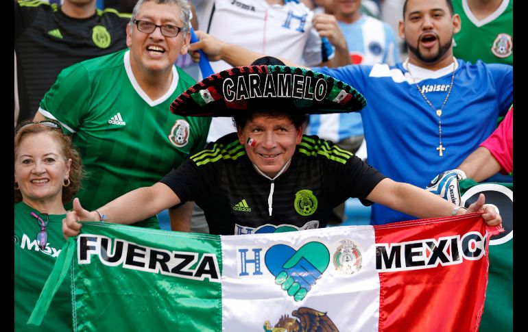 La afición mexicana hizo lo propio y estuvo presente en el estadio de San Pedro Sula para apoyar al Tri. AP / M. Castillo