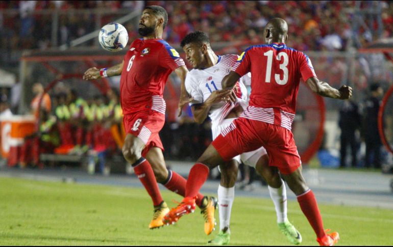 En el primero de los tantos panameños parece que la pelota no rebasó la línea de meta. AFP/B. Velasco