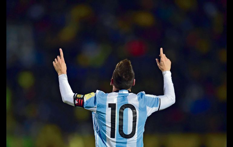 Legendario. El “10” argentino marcó por primera ocasión en su carrera un “hat-trick” en encuentros de eliminatoria mundialista y le dio un respiro a su Selección. AFP/R. Buendía